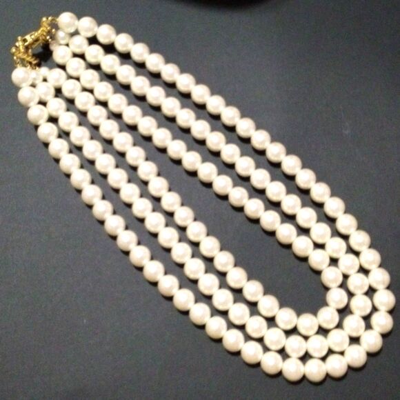 Classic Multi Strand Faux Pearl Necklace 3 Strand 10mm Beads Gold Tone Clasp - Picture 3 of 6